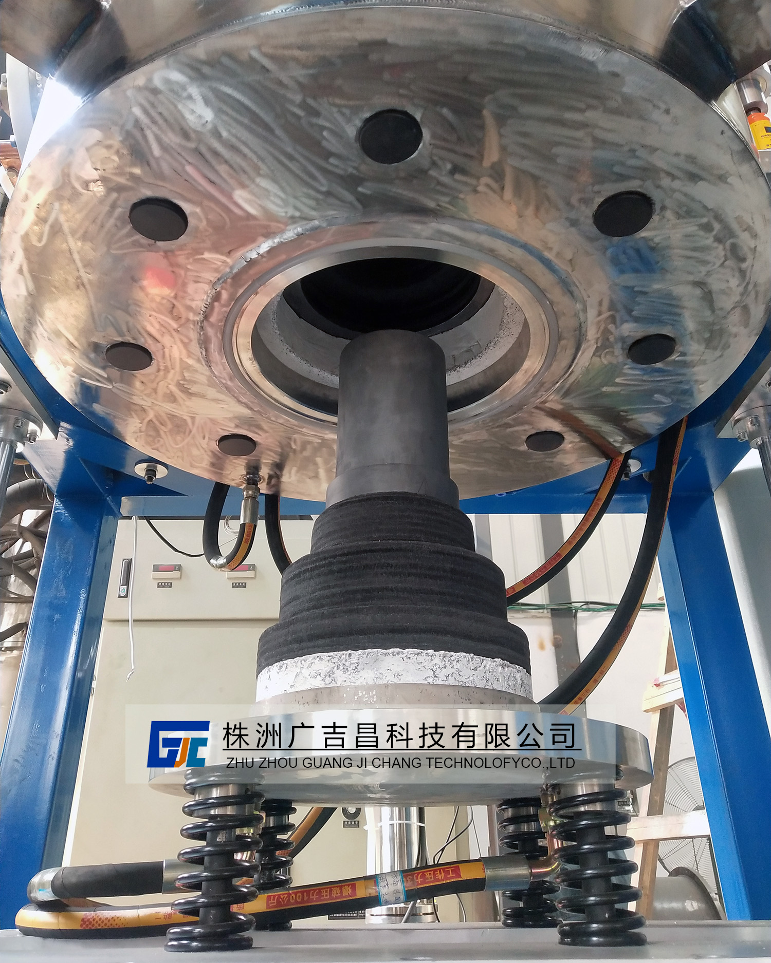 下出料石墨化炉